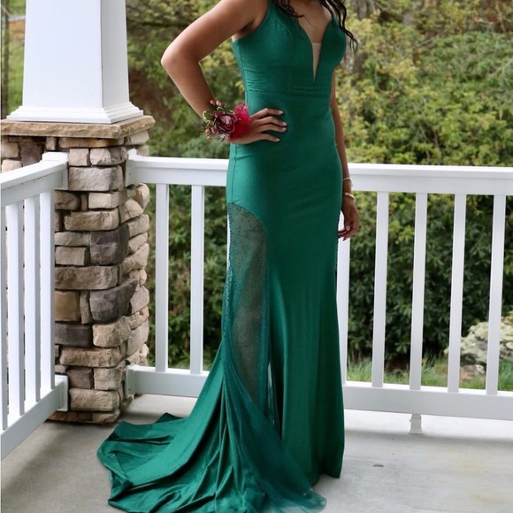 Elegant Green Evening Gown - Deep V Sheath Prom Dress